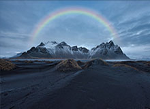 彻底玩嗨了！爱德华兹在观众席上“夺过”麦克风 客串解说与教练